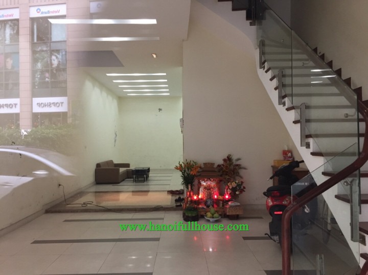 Cho thuê sàn văn phòng rộng 70m2, chia 2 phòng hiện đại, lát sàn gỗ, mới xây gần Vincom Bà Triệu